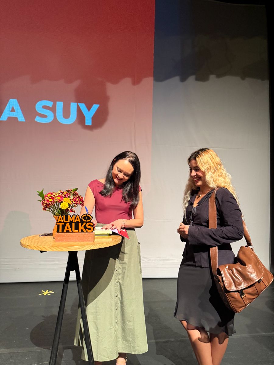 Maria Marta ao lado de Ana Suy em um talk show