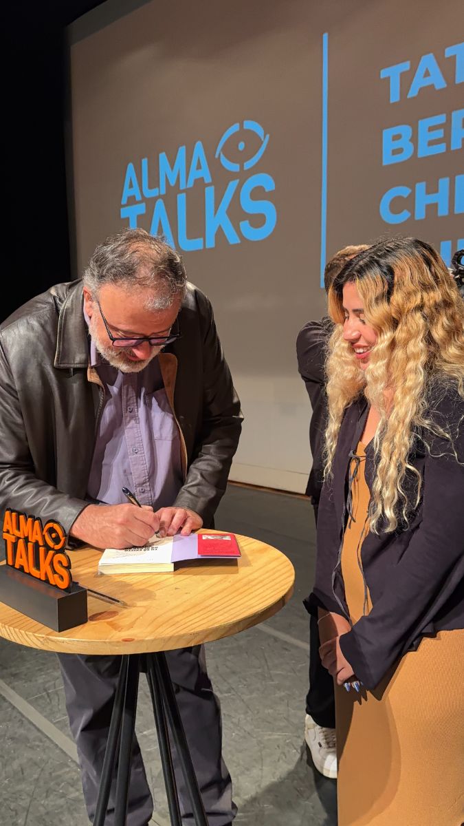 Maria Marta ao lado de Christian Dunker em uma noite de palestra